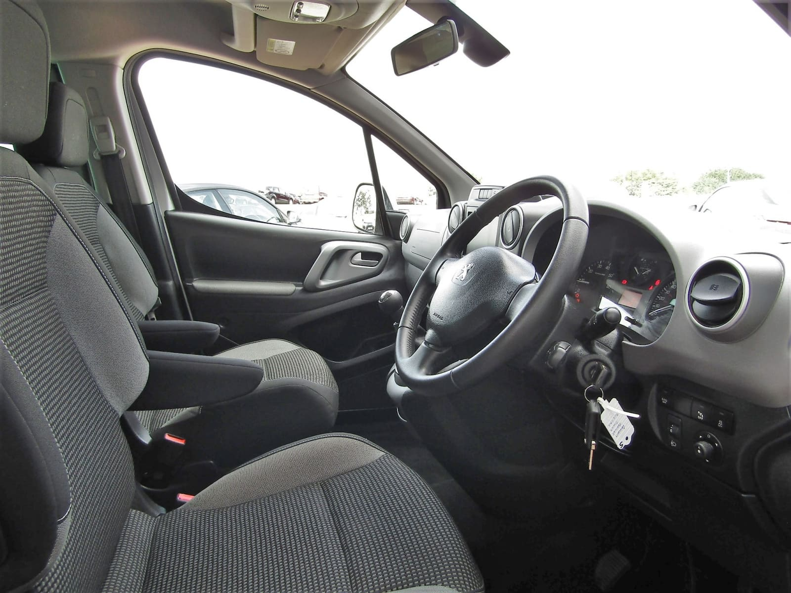 Used Peugeot Partner Tepee 1.6 Allure BlueHDi 15-Reg
